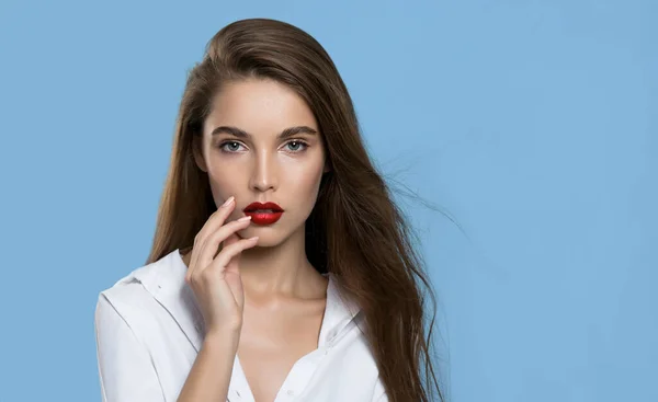 Portret Modelki Piękności Czerwonym Szkarłatnym Metalicznym Makijażem Ust Podniesionymi Brwiami — Zdjęcie stockowe