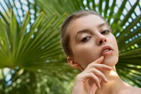 Piękna Młoda Kobieta Czystą Idealną Skórą Tropikalnych Zielonych Liściach Portret — Zdjęcie stockowe