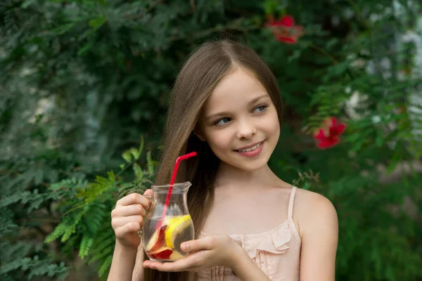 Carina Bambina Beve Limonata Davanti Sfondo Foglie Verdi Bambino Tiene — Foto Stock