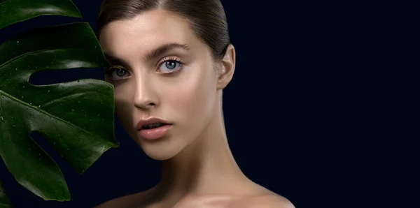 Piękny Model Mody Idealną Skórą Tropikalnym Zielonym Liściem Młoda Kobieta — Zdjęcie stockowe
