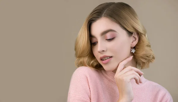 Portret Pięknej Młodej Kobiety Różowym Swetrze Idealną Młodą Skórą Profesjonalnym — Zdjęcie stockowe