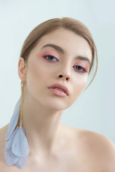 Piękna Młoda Kobieta Czystą Idealną Cerą Niebiesko Różowym Makijażem Piórkami — Zdjęcie stockowe
