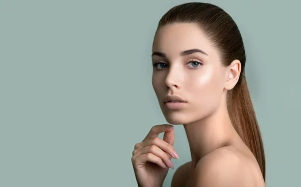 Mulheres bonitas com pele fresca perfeita e maquiagem tocam seu rosto  retrato de modelo com maquiagem sobrancelhas e cílios longos beleza e spa  skincare e foco seletivo de bem-estar