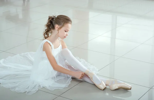 Linda Bailarina Vestido Blanco Zapatos Puntiagudos Está Posando Suelo Niña — Foto de Stock