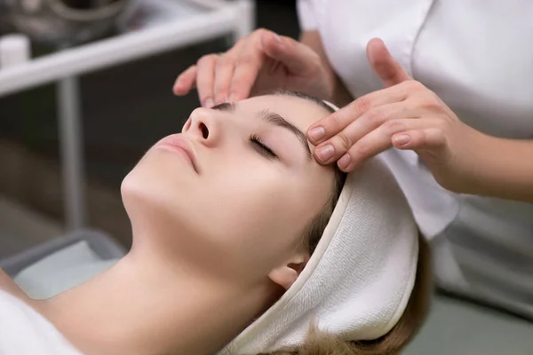 Masaje Facial Cara Mujer Joven Recibiendo Tratamiento Masaje Spa Salón —  Fotos de Stock