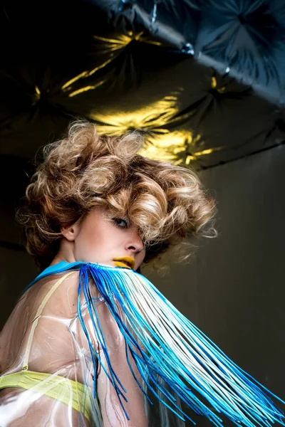Όμορφο Νέο Μοντέλο Μόδας Όγκο Σγουρά Μαλλιά Λαμπερά Ρούχα Που — Φωτογραφία Αρχείου