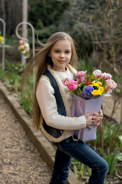 Χαριτωμένο Χαμογελαστό Κοριτσάκι Μπουκέτο Από Ανοιξιάτικα Λουλούδια Εξωτερικούς Χώρους Πορτρέτο — Φωτογραφία Αρχείου