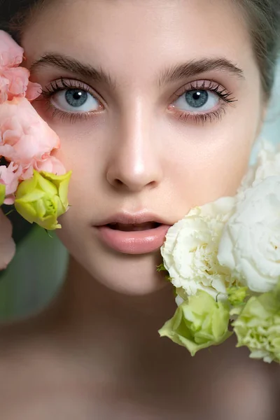 Bella Giovane Donna Con Fresca Pelle Perfetta Trucco Naturale Con — Foto Stock