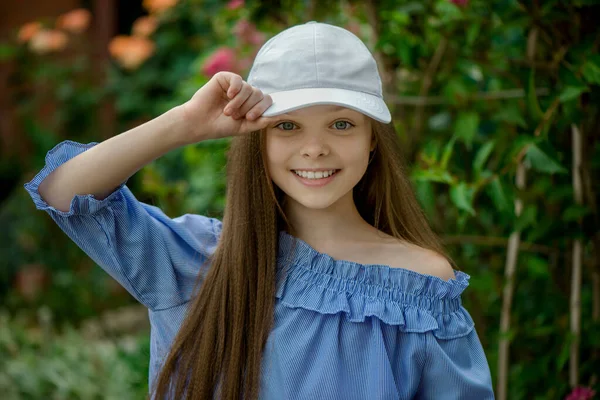 Elegante Retrato Estacional Una Chica Sonriente Temporada Verano Copytext — Foto de Stock