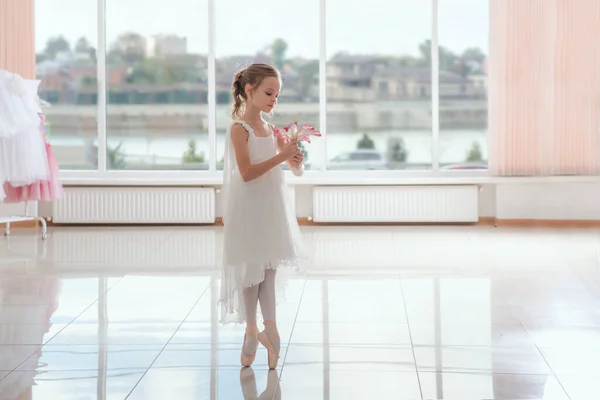 Bailarina Bonito Pouco Traje Balé Branco Sapatos Pontiagudos Com Está — Fotografia de Stock