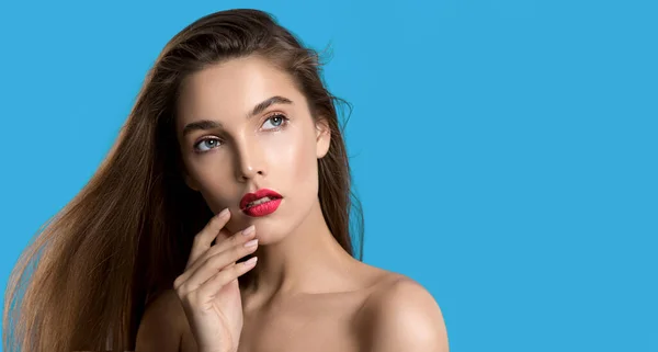 Retrato Modelo Belleza Con Vivos Labios Metálicos Rojos Maquillaje Cejas — Foto de Stock