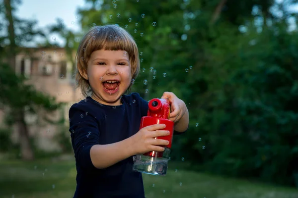 Lindo Niño Sonriente Feliz Está Jugando Con Burbujas Jabón Niño — Foto de Stock