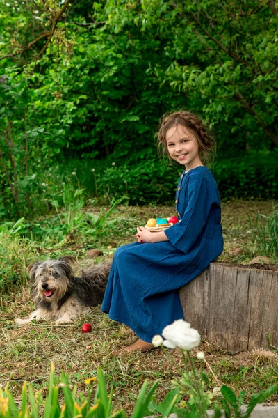 Petite Fille Souriante Avec Des Œufs Couleur Pâques Jouant Avec — Photo