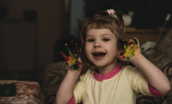 Cute Szczęśliwy Uśmiech Małe Dziecko Pokazuje Jej Dłoni Kolorowe Przez — Zdjęcie stockowe
