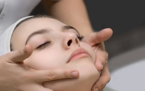 Massaggio Facciale Primo Piano Del Viso Giovane Donna Ottenere Trattamento — Foto Stock