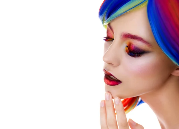 Renkli Kirpikleri Parlak Makyajı Olan Güzel Bir Genç Kadın Yakın — Stok fotoğraf