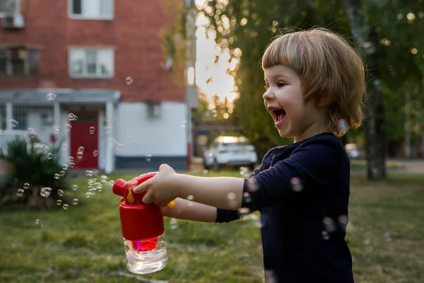 Χαριτωμένο Χαρούμενο Χαμογελαστό Μικρό Παιδί Παίζει Σαπουνόφουσκες Παιδί Παίζει Σαπουνόφουσκες — Φωτογραφία Αρχείου