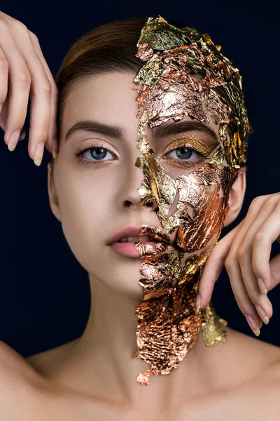 Piękna Twarz Młodej Kobiety Złotym Makijażem Imitowanym Luksusową Maską Połowie — Zdjęcie stockowe