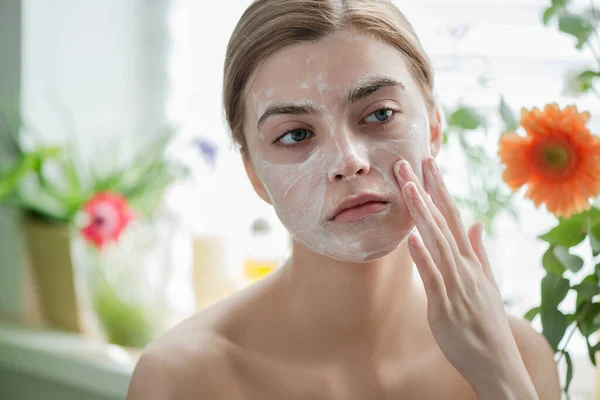 Jovem Bonita Cara Limpeza Com Espuma Cosmética Facial Cuidados Com — Fotografia de Stock