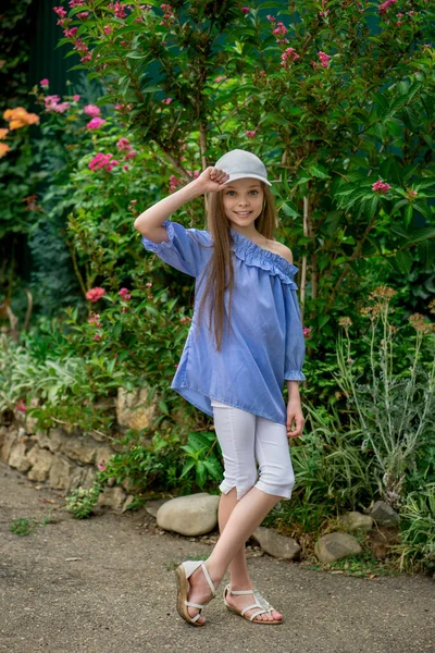 Elegante Retrato Estacional Una Chica Sonriente Temporada Verano Copytext — Foto de Stock