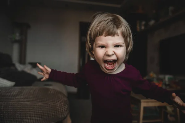 Słodkie Emocjonalne Dziecko Krzyczy Płacze Próbuje Się Przestraszyć Stan Emocjonalny — Zdjęcie stockowe