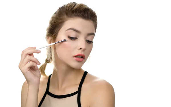 Retrato Modelo Belleza Con Maquillaje Pestañas Largas Con Cepillo Cosmético — Foto de Stock