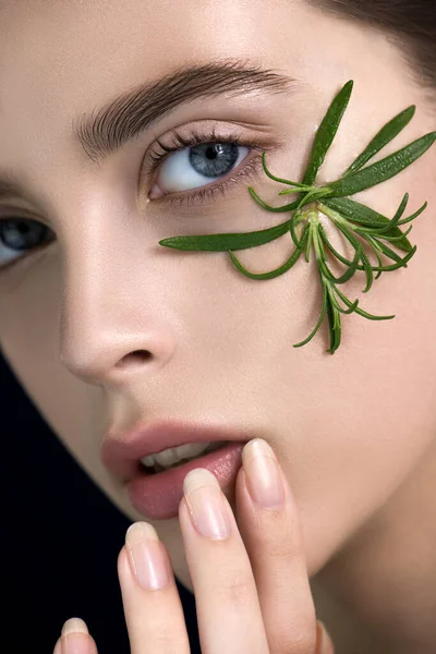 Piękna Młoda Kobieta Naturalnym Makijażem Idealna Skóra Kwiat Liści Rozmarynu — Zdjęcie stockowe