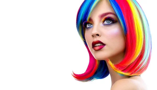 Smuk Ung Kvinde Med Farvede Regnbue Øjenvipper Lyse Makeup Close - Stock-foto