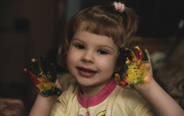 Χαριτωμένο Χαρούμενο Χαμογελαστό Μικρό Παιδί Δείχνει Χέρι Της Παλάμη Χρωματισμένο — Φωτογραφία Αρχείου