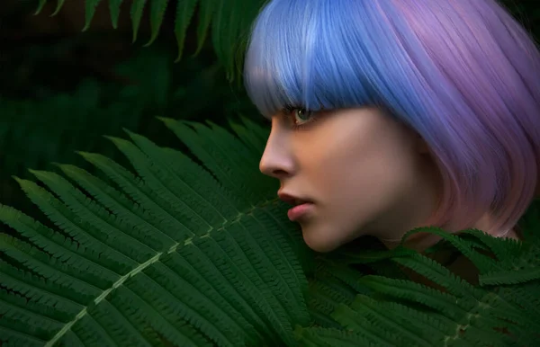 Makyajlı Pembe Mavi Peruklu Başının Etrafında Tropikal Yapraklar Olan Güzel — Stok fotoğraf