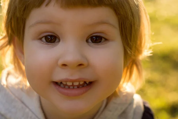 Χαρούμενο Χαμογελαστό Παιδικό Πρόσωπο Εξωτερικούς Χώρους Έκφραση Προσώπου Παιδί Και — Φωτογραφία Αρχείου