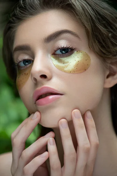 Piękna Młoda Kobieta Stosuje Zieloną Złotą Maskę Oczu Zbliżenie Portret — Zdjęcie stockowe