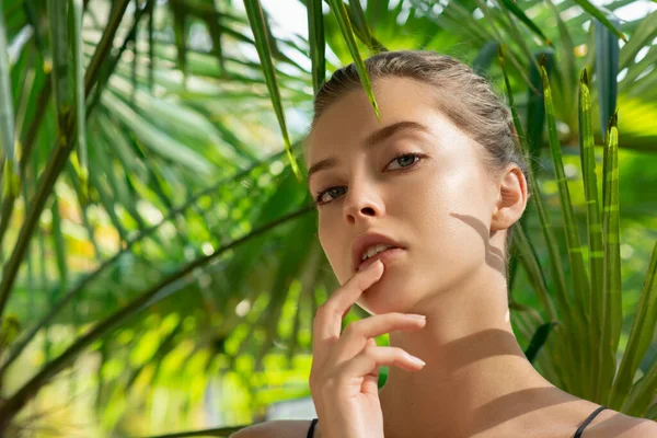 Vacker Ung Kvinna Med Ren Perfekt Hud Tropiska Gröna Blad — Stockfoto