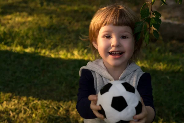 Χαριτωμένο Παιδάκι Παίζει Ποδόσφαιρο Παιδιά Ενεργό Παιχνίδι — Φωτογραφία Αρχείου