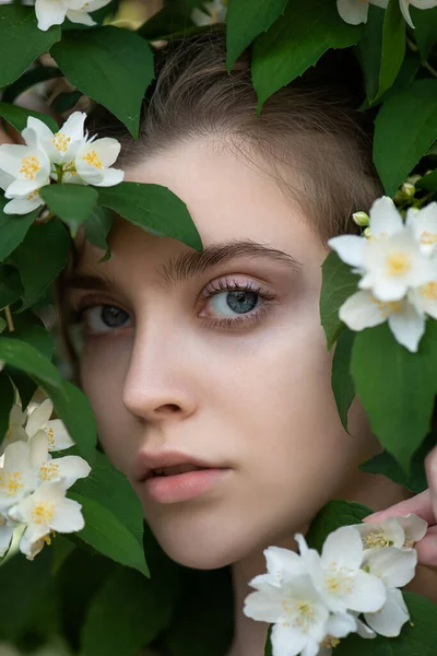 Bella Giovane Donna Con Pelle Perfetta Con Fiori Gelsomino Intorno — Foto Stock