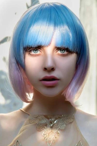 Piękna Młoda Kobieta Dużymi Oczami Makijaż Kolorowe Różowe Niebieskie Wigin — Zdjęcie stockowe