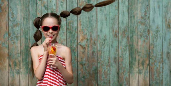 Aranyos Kislány Limonádét Iszik Régi Falusi Háttér Előtt Kölyök Poharat — Stock Fotó