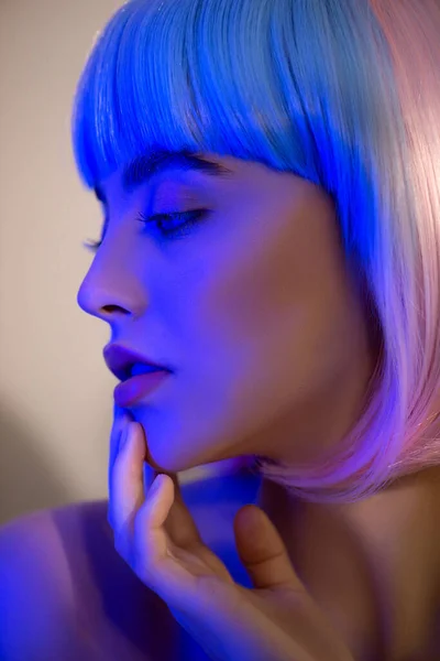Piękna Młoda Kobieta Różowej Niebieskiej Peruce Czystą Idealną Cerą Makijażem — Zdjęcie stockowe