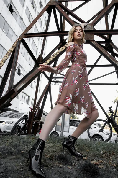 Menina Moda Vestido Verão Posando Fundo Estruturas Metálicas Cidade — Fotografia de Stock