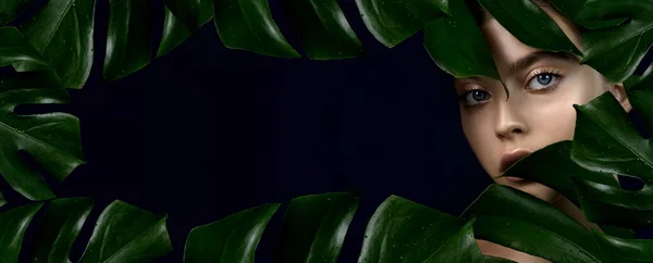 Młoda Kobieta Idealną Skórą Otoczona Tropikalnymi Zielonymi Liśćmi Ramka Ciemnoniebieskim — Zdjęcie stockowe