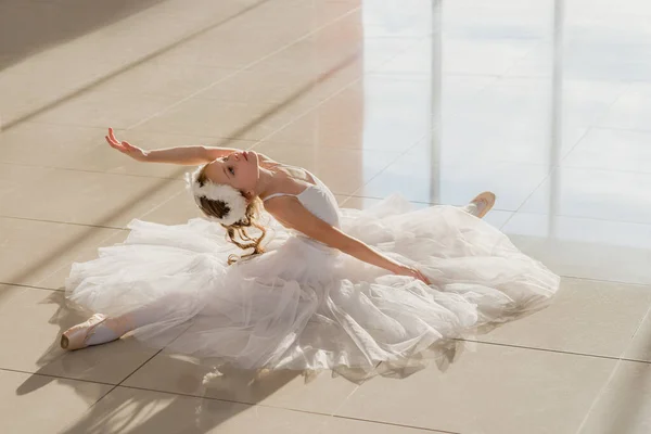 Linda Bailarina Traje Ballet Blanco Zapatos Puntiagudos Está Posando Suelo — Foto de Stock