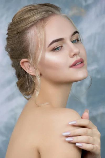 Piękna Młoda Kobieta Idealną Cerą Naturalnym Makijażem Modelka Profesjonalnym Makijażem — Zdjęcie stockowe