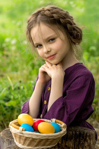 Kleine Lächelnde Kindermädchen Mit Ostereiern Korb Und Hand Garten Osterdekoration — Stockfoto