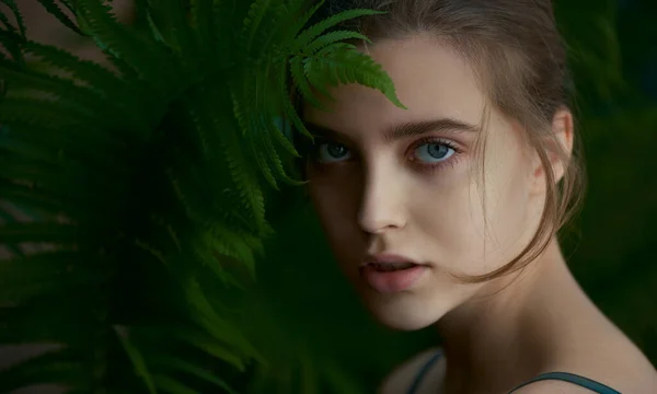Piękna Młoda Kobieta Idealną Skórą Tropikalnym Zielonym Liściem Paproci Spa — Zdjęcie stockowe