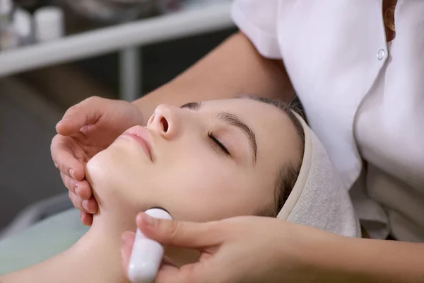 Verjüngende Gesichtsbehandlung Isoliert Auf Weiß Model Bekommt Lifting Therapie Massage — Stockfoto