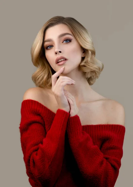 Portret Pięknej Młodej Kobiety Czerwonym Swetrze Idealną Młodą Skórą Profesjonalnym — Zdjęcie stockowe