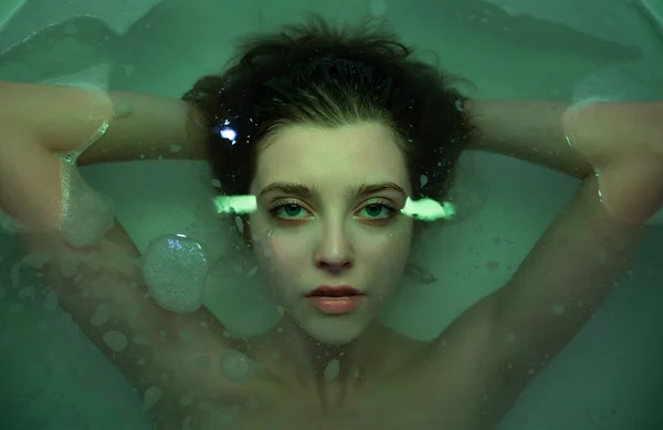 욕조에서 청록색 조명을 아름다운 여인의 위에서 내려다 보인다 Spa 치료법 — 스톡 사진