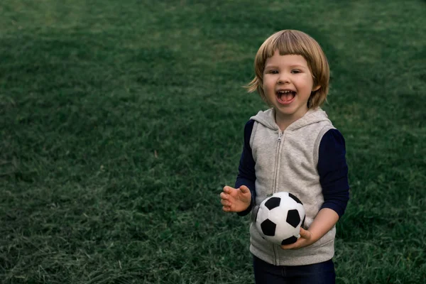 Χαριτωμένο Παιδάκι Παίζει Ποδόσφαιρο Παιδιά Ενεργό Παιχνίδι — Φωτογραφία Αρχείου