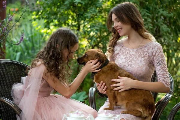 Beautiful Little Girl Attractive Young Woman Playing Dog Garden Family — Stock Photo, Image