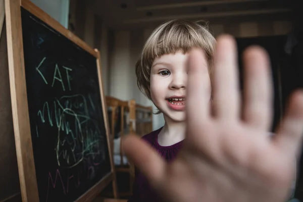 Słodkie Dziecko Pokazuje Rękę Geście Zatrzymania Jej Pokoju Zatrzymaj Znak — Zdjęcie stockowe